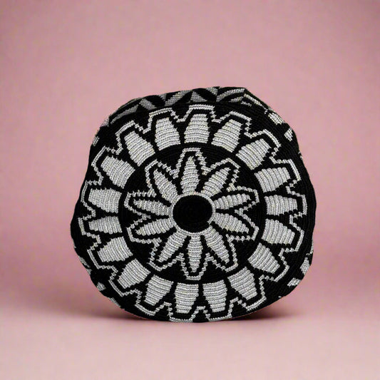 Wayuu Shoulder bag black silver chevron M