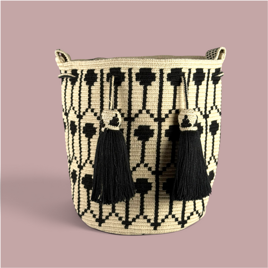 Mochila · Natural Black Geometric Feathers