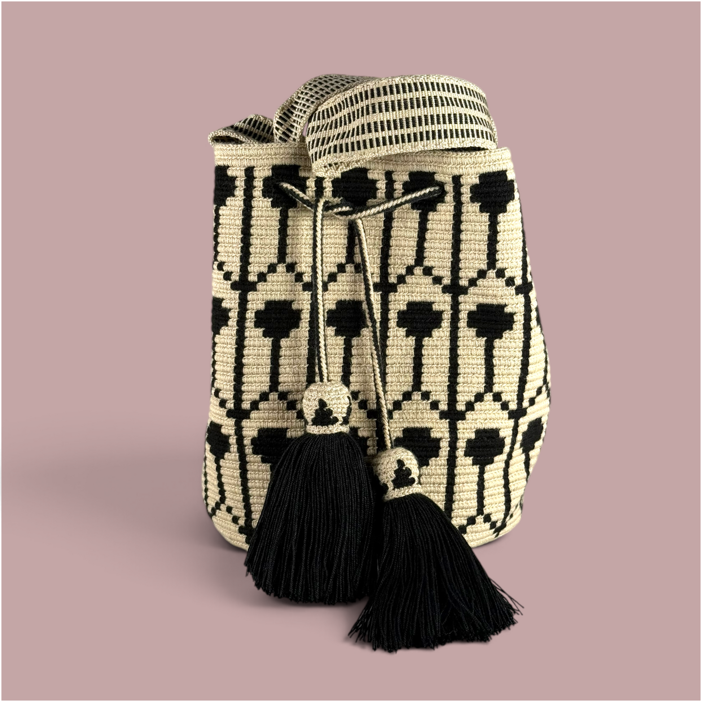 Mochila · Natural Black Geometric Feathers
