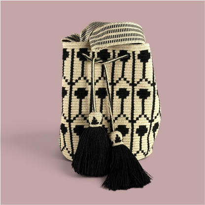 Mochila · Natural Black Geometric Feathers