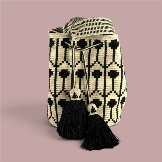 Mochila · Natural Black Geometric Feathers