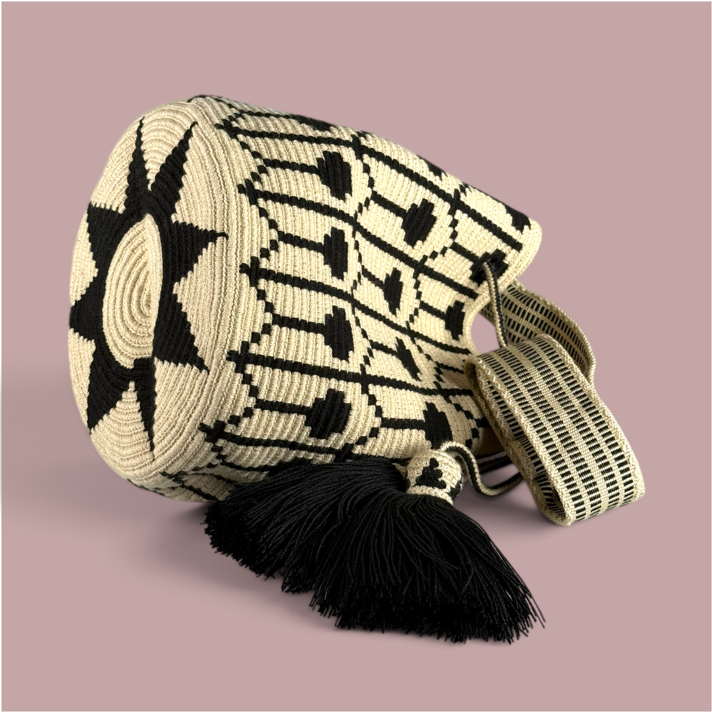 Mochila · Natural Black Geometric Feathers