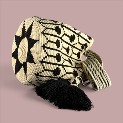 Mochila · Natural Black Geometric Feathers