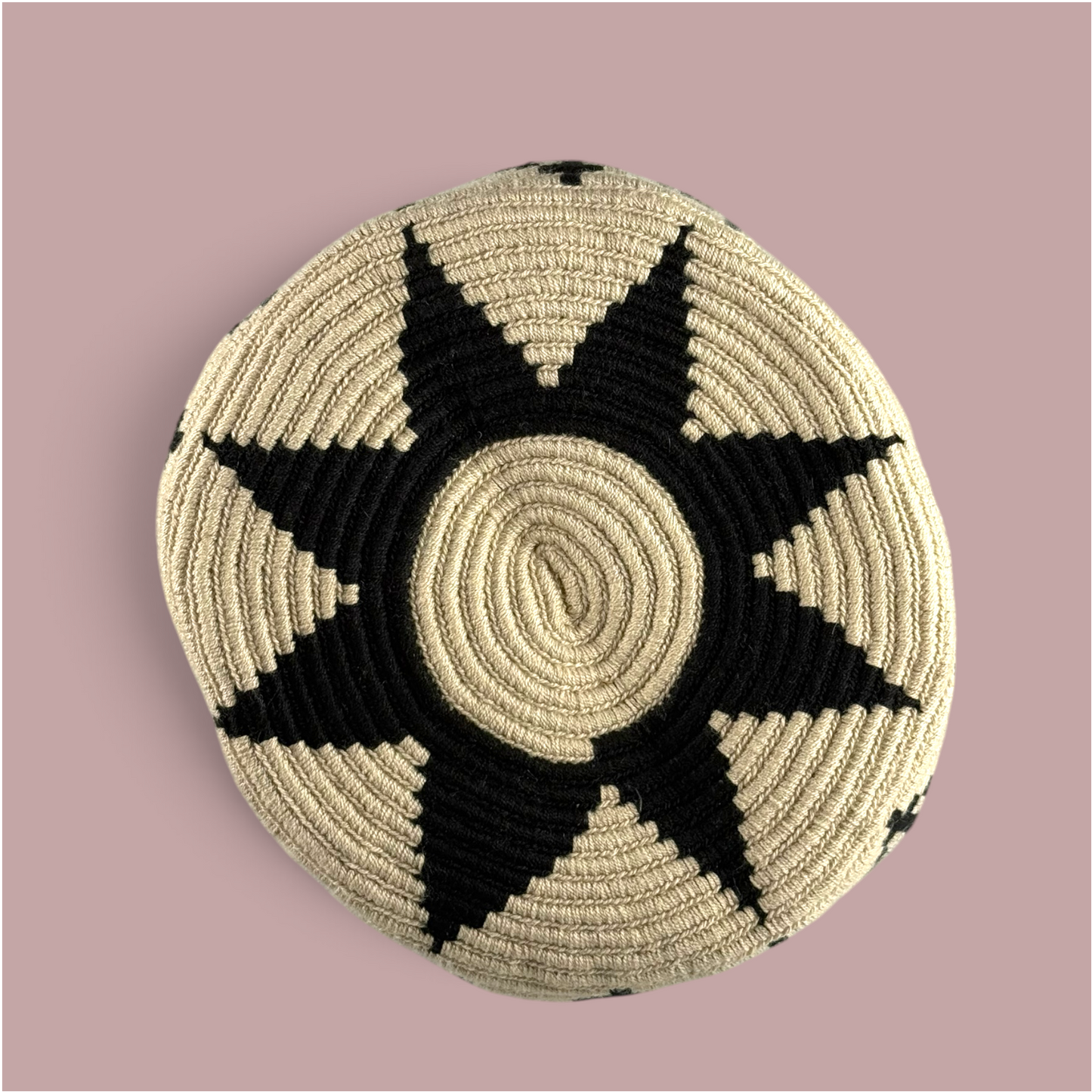 Mochila · Natural Black Geometric Feathers