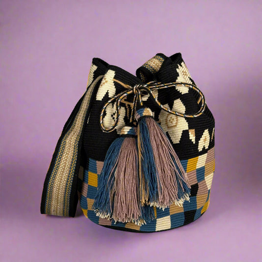 Mochila wayuu with flowers