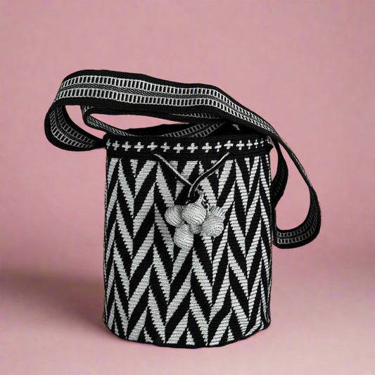 Wayuu Shoulder bag black silver chevron M