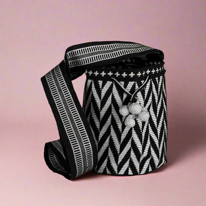 Wayuu Shoulder bag black silver chevron M
