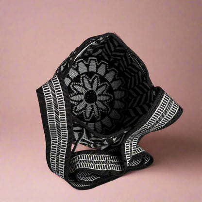 Wayuu Shoulder bag black silver chevron M