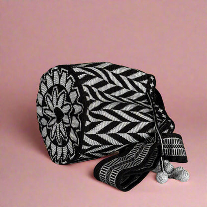 Wayuu Shoulder bag black silver chevron M