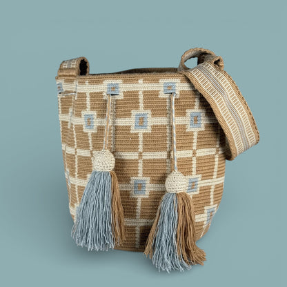 Mochila · Latte & Grey Geometric Grid