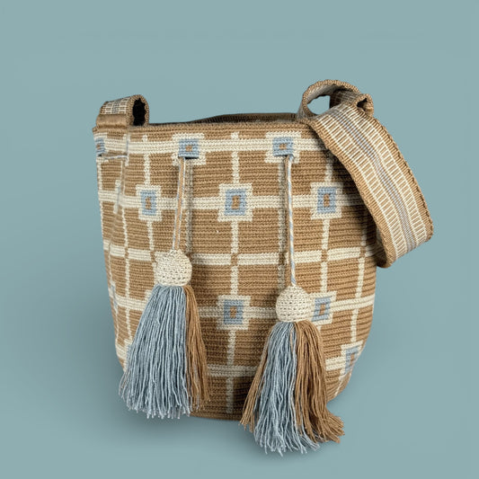 Mochila · Latte & Grey Geometric Grid