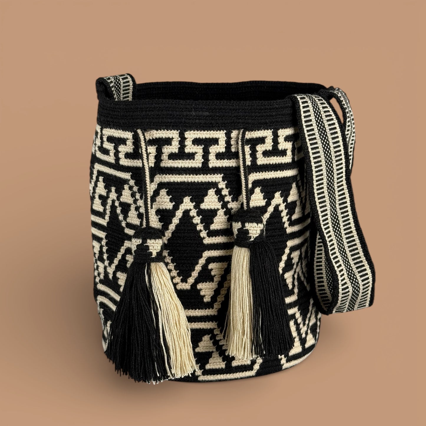 Mochila · Black Natural Protection & Labyrinth